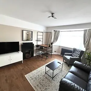 https://spacious-3-bed-apt-sleeps-5-near-beach.bournemouth-hotels.org