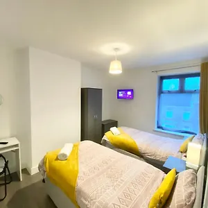 Emerald Living, 4 Bedrooms In The Heart Of Swansea! Holiday home